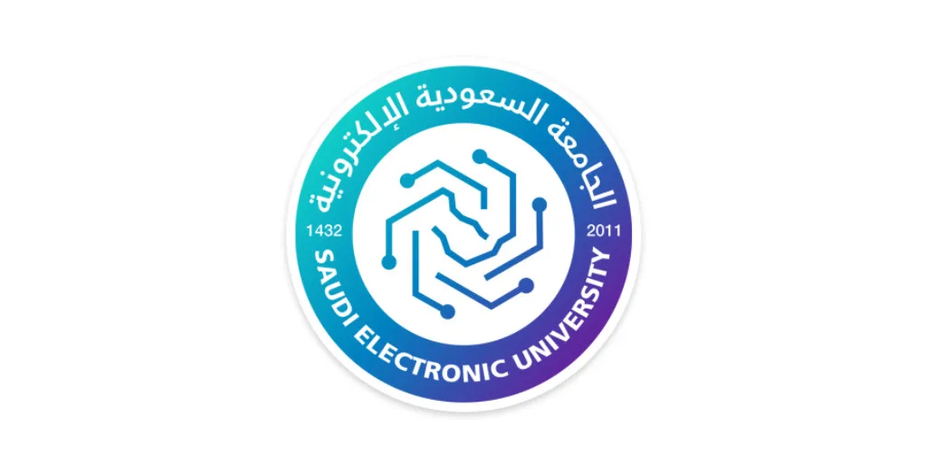 شعار الجامعة السعودية الإلكترونية مع عبارة فتح القبول للبكالوريوس 1447هـ