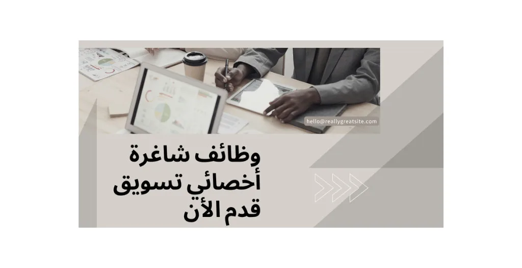 أخصائي تسويق يعمل على حملة إعلانية رقمية باستخدام الحاسوب في مكتب حديث